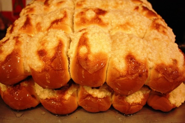 Pão com doce de coco em abundância