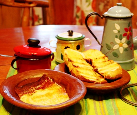 Pão francês grelhado na manteiga e queijo manteiga, ótima opção para jantar ou café da manhã