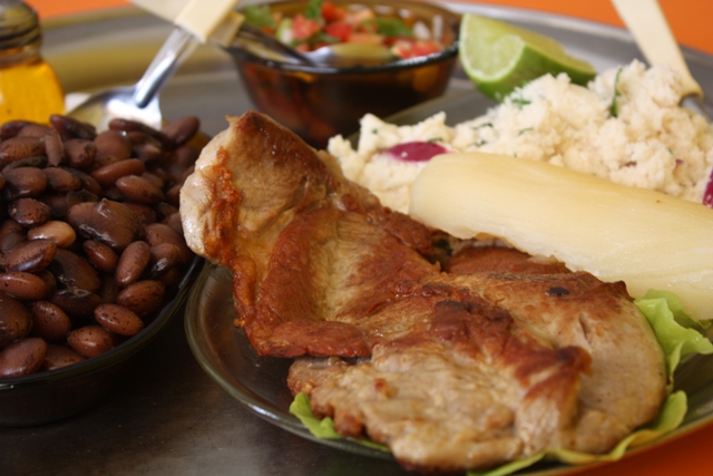 Carne de porco com fava, macaxeira, vinagrete e a farofa matuta (especialidade da casa).