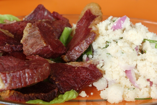 Picanha de charque, de textura macia, desmancha no céu da boca.