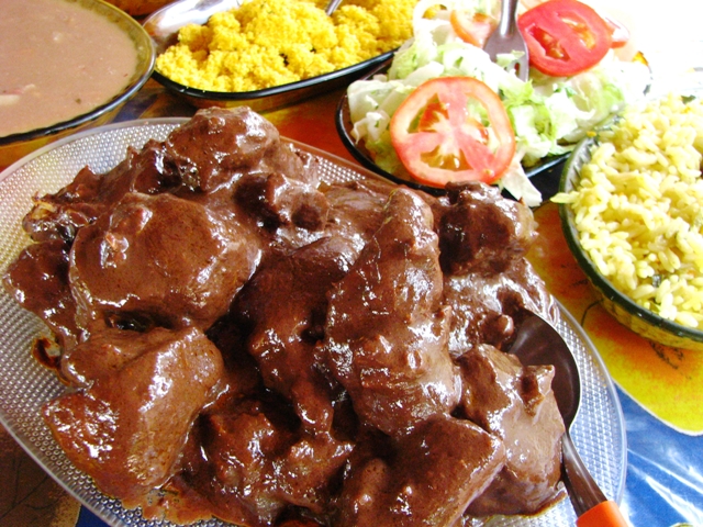 Para acompanhar a galinha ao molho pardo: arroz com açafrão, feijão caseiro, farofa e salada crua