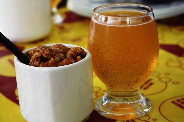 Caldinhos de feijão com torresmo e cerveja bem gelada