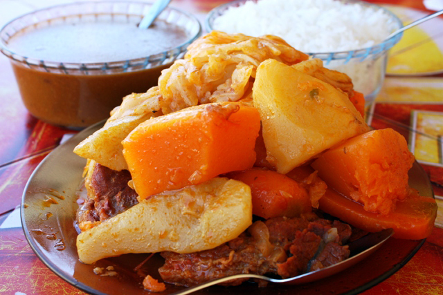 Chambaril do bar do Lula: carne macia, osso com tutano, fartura de legumes e o pirão de lamber os beiços