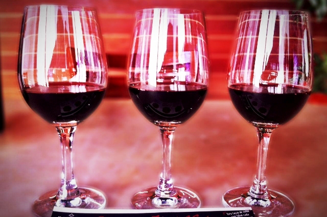 Degustação: três taças, cada uma preenchida com 50 ml de um vinho diferente