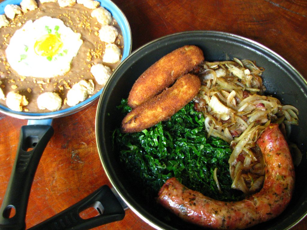 O clássico de Minas: Tutu à mineira com lombo de porco, linguiça de porco (fabricação própria do restaurante), feijão, torresmo, ovo frito e couve em tiras. Meu prato predileto