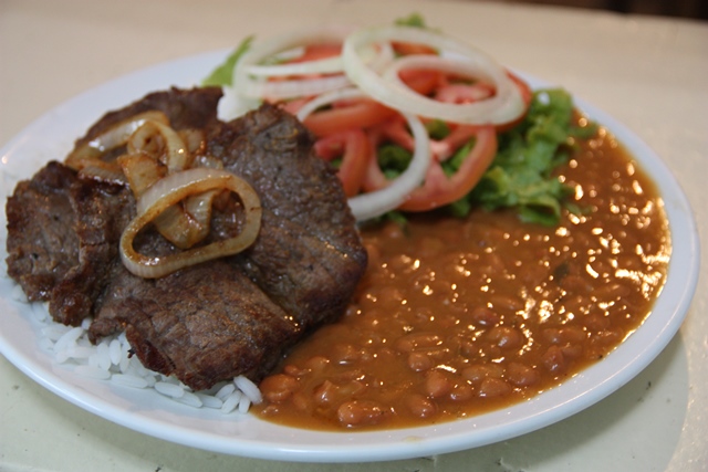  “PF” do Barcaninha: arroz, feijão, salada, farofinha e carne