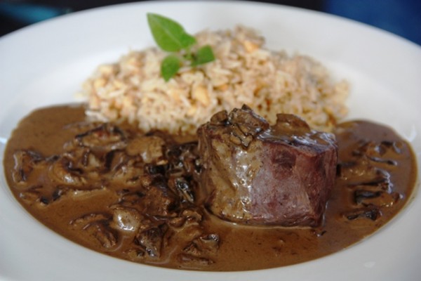 Contra filé (alto) de carne de sol com molho funghi na companhia de arroz amêndoas, uma das maravilhas do chef Wanderson Medeiros