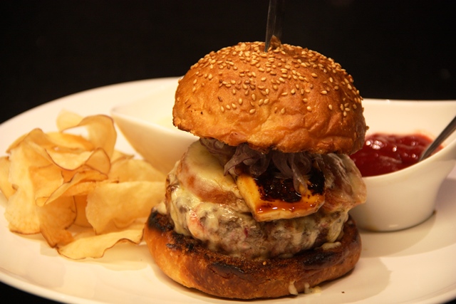 SURburguer de filé ganhou uma fatia de queijo coalho grelhado com mel de engenho, e a batata frita ganhou a versão chip