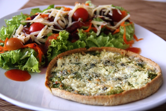 Quiche, aquela massinha que lembra uma empada aberta, é uma das minhas paixões, a batizada de canção vem com recheio de brócolis e queijo gorgonzola. União perfeita de sabores e casquinha bem crocrante