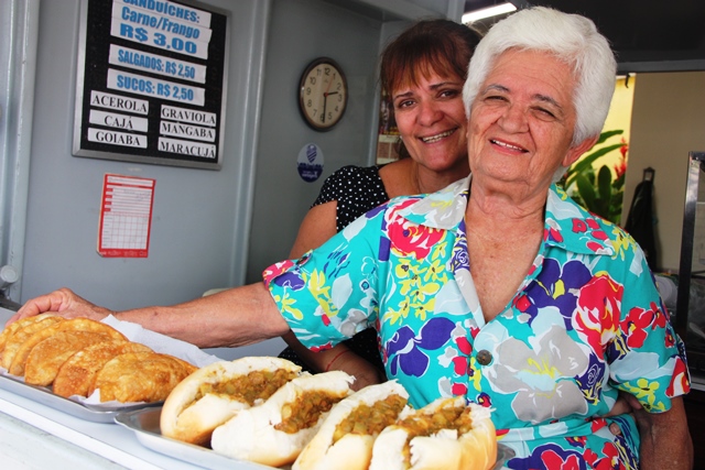Dona Gel aos 83 anos ao lado de sua filha é chef nata