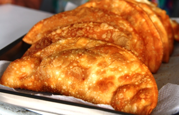 Pastel de carne de dona Geo é campeão de vendas há 28 anos na pequena lanchonete no Jaraguá