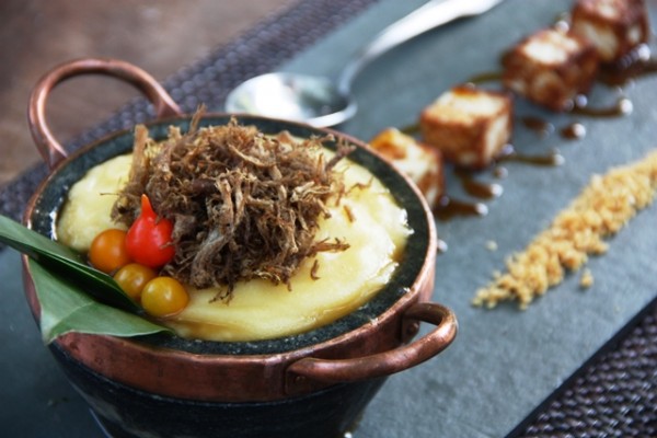 Longa estrada: a iguaria chega na mesa numa panela de ferro com polenta coroada com a costela desfiada (super crocante)e decorada com folhas de ora pro nobis. Prato da Boa Lembrança do Divina Gula