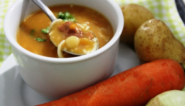 Sopa de carne com legumes preparada pelo Marcos no Reinado da Macaxeira