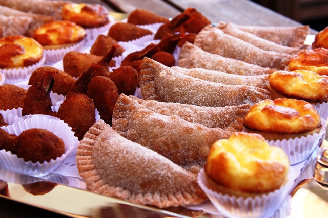 Banquete de festa da Cecilía: coxinha de galinha, pasteis, empadas e "pitinho de camarão" 