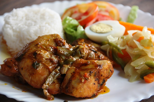 Feijão caseiro com legumes, charque e calabresa, legumes cozidos, salada crua, ovo cozido, arroz e galinha guisada. Este é o prato feito, famoso PF