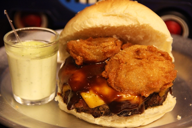 Hambúrguer "o Pecador" vem com geleia de bacon e cebolas 