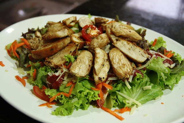 Salada de filé de frango com chutney (molho de origem indiana) de tomate