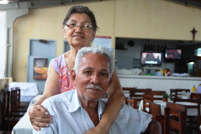 Duda e Marinaura completaram 50 anos de casados, e o casal continua com o lindo sorriso estampado nos rostos