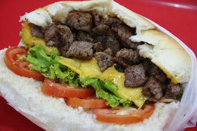 Paixão: passburger com bife, presunto, queijo prato, tomate, alface, queijo ralado