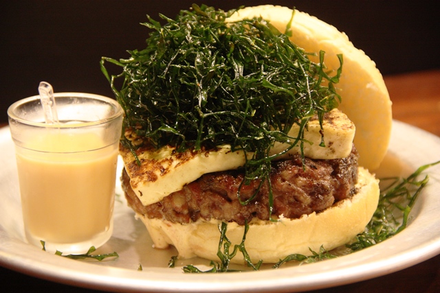 Milagre do mês: hambúrguer de costela suína, queijo coalho, folhas crocrante de couve e molho de maionese com pimenta, mas leve 