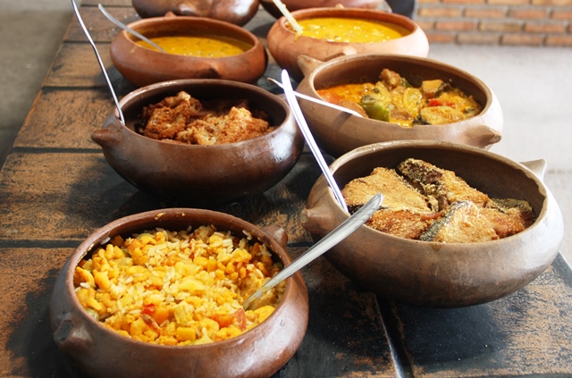 As panelas de barro aquecem as comidas do restaurante Frutos do Mar, em Matriz de Camaragibe