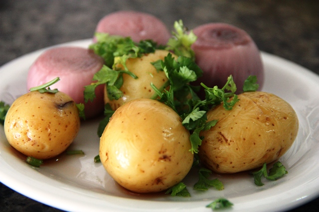 Batatas e cebolas marinada no azeite, ótimo começo