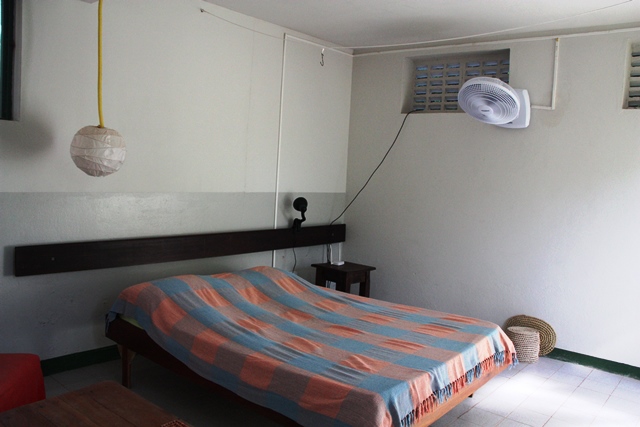 Simplicidade dos apartamentos da Ada, com ventilador, Tv, chuveiro elétrico e figobrar