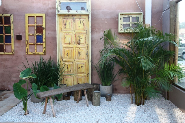 O jardim uma bela composição de portas, janelas, plantas e banco do Petrônio, Ilha do Ferro