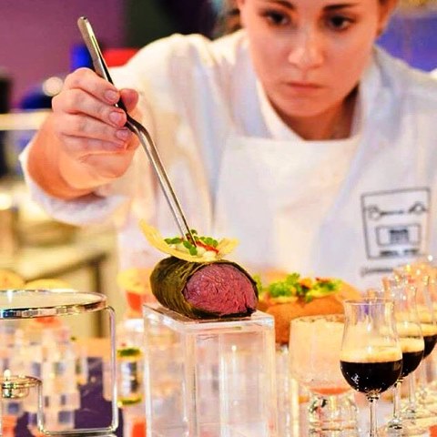 Concentração de Giovanna na hora de montar a bandeja no concurso Bocuse d’Or 