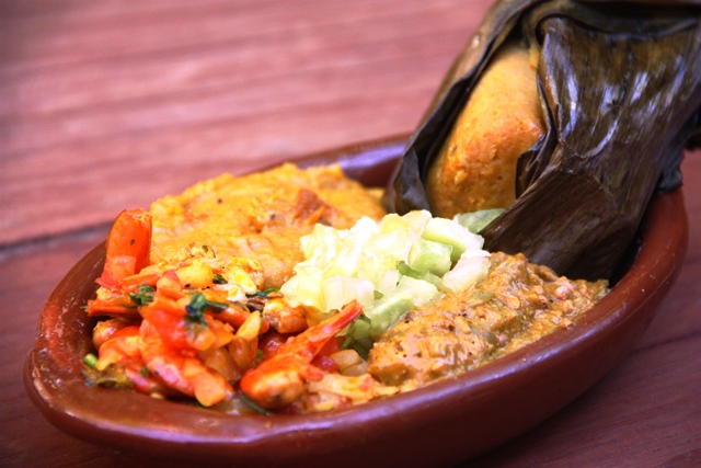 Abará, acarajé cozida com camarão seco, vatapá e caruru, tradições da cozinha afro