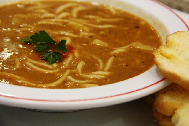 Sopa de feijão, sabor de infância, simples que agrada