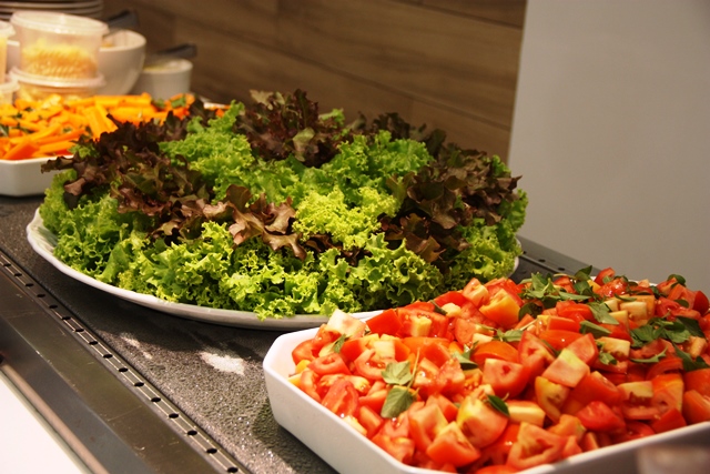 Salada verde, tomates e cenouras pode comer a vontade, até porque é saudável