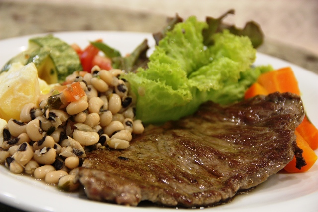 Salada, feijão verde, batatas e o bom tradicional bife temperado no sal e preparado na sal. Sabor bem nordestino e brasileiro