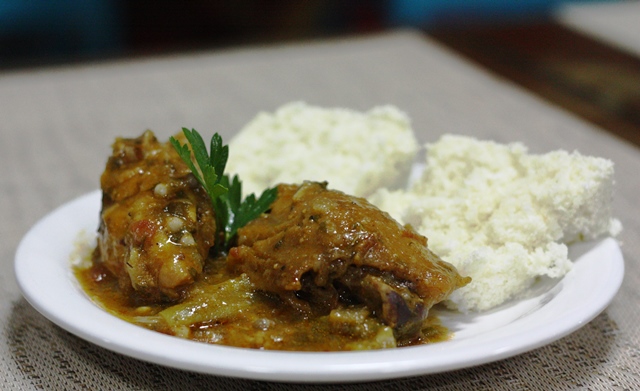 Galinha guisada com cuscuz de massa puba, deixa saudades