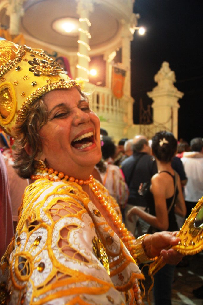 Sorriso da Carmen é alegria contagiante do carnaval