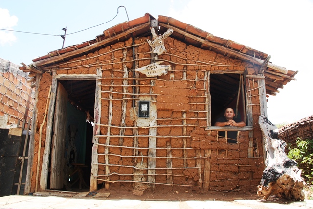 Atelier de taipa do André, em cima do morro, tem a mais bela visão da Ilha