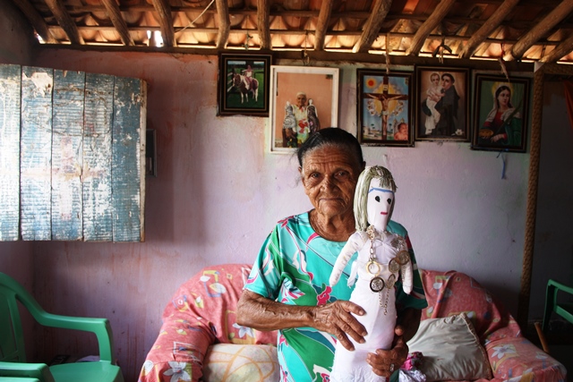 Dona Morena, com mais de 90 anos borda Boa Noite, faz bonecas e uma contadora de história única