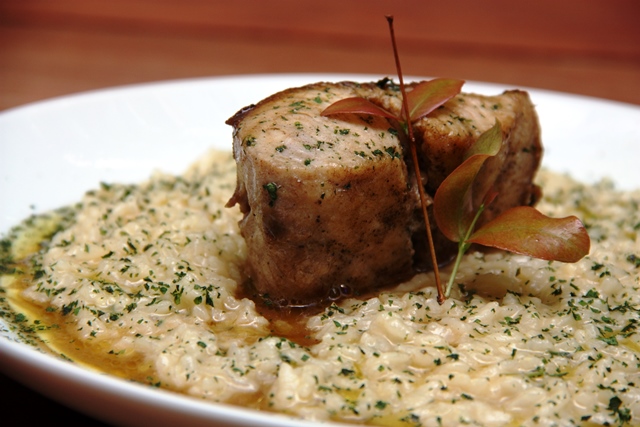 Risoto no caldo de peixe uma bela posta de serigado com ervas