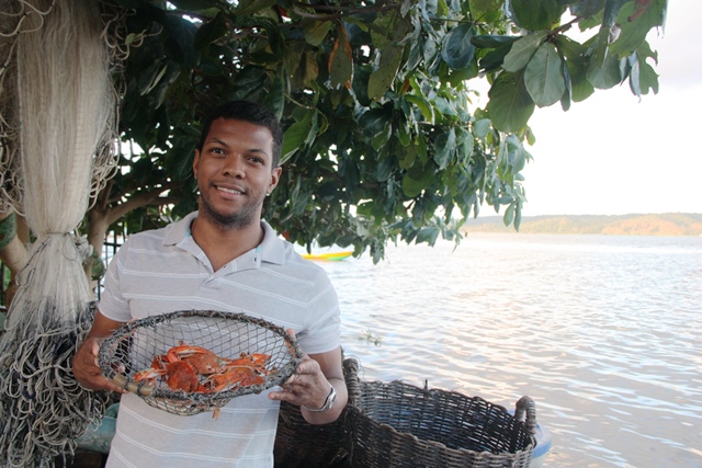 Chef Jonatas Moreira no quintal da Maria na Lagoa Manguaba, Marechal Deodoro