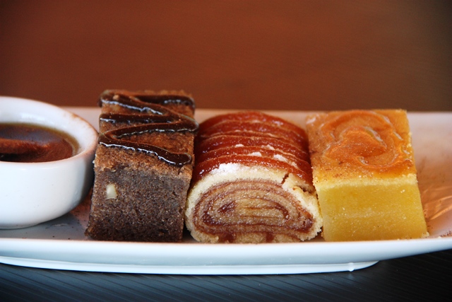 Trio de doces: pé de moloque, bolo de rolo e bolo Souza Leão