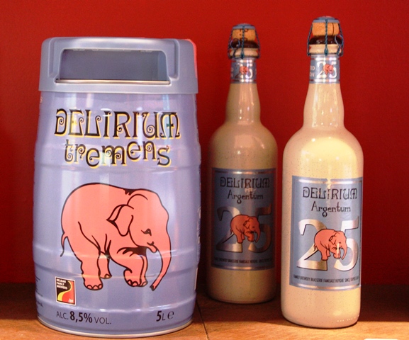 O charme do elefante cor de rosa da cerveja 