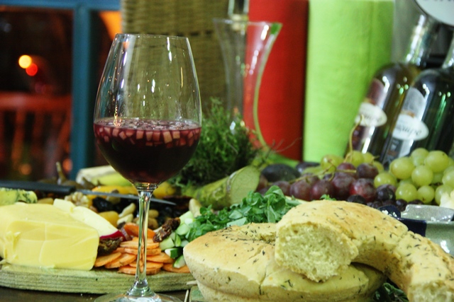 Clericot de Verão: Jarra de vinho tinto, laranja, maça verde, abacaxi, pepino e hortelã