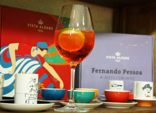 Aperol Spritz – Mistura refrescante de espumante com aperol (apetivo italiano) e água com gás. Linda cor e de sabor.