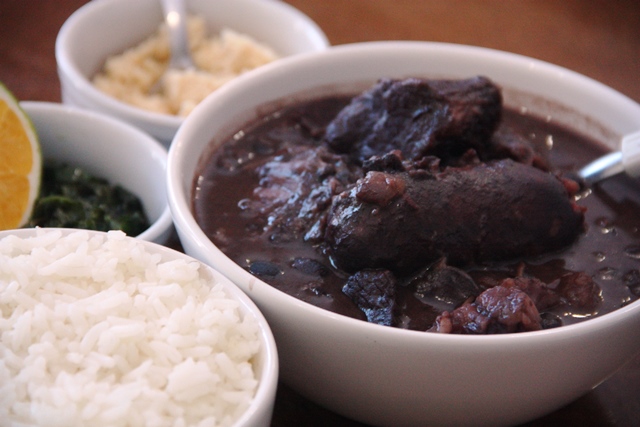 Tradicional feijoada com caldo do feijão bem encorpado. nota 10