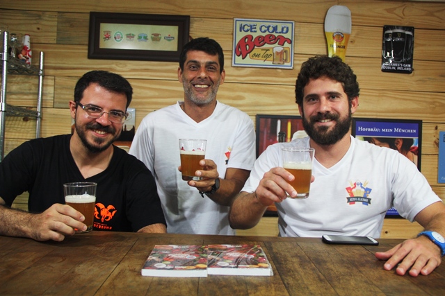 Diretoria da Acerva: Jayme Marden e a dupla de Rafael (do centro é vice) e do lado direito o presidente. Bons de copo e produtores de cerveja artesanal em casa