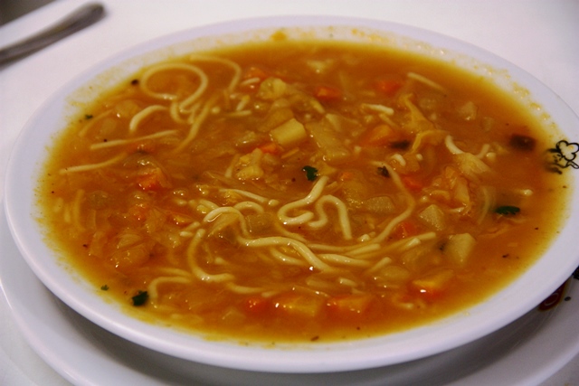 Sopa de legumes e de feijão não leva carne e o tempero da casa é sucesso