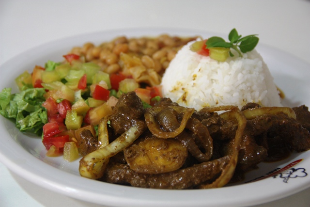 Clássico: arroz,feijão, salada e fígado acebolado