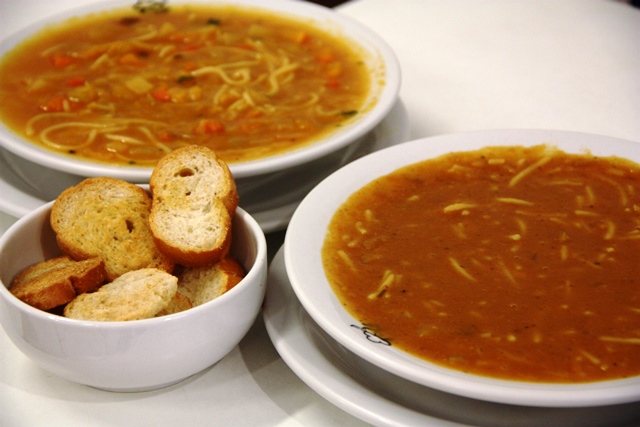 Sopa no café da amanhã, no almoço e jantar, tradição no restaurante Panino, no Centro de Maceió