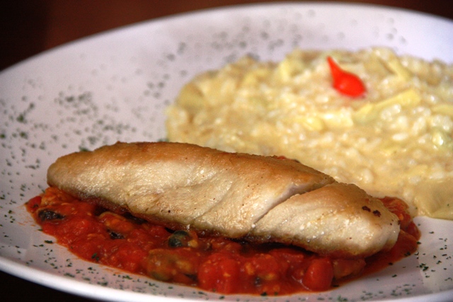 Risoto de alcachofra com filé de peixe no molho de tomate 