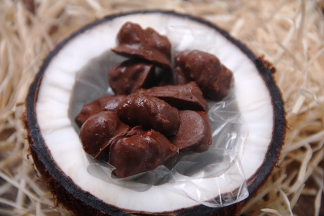 Balas de coco com cobertura de chocolate para páscoa